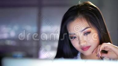 亚洲年轻女商人深夜在办公室工作的特写镜头
